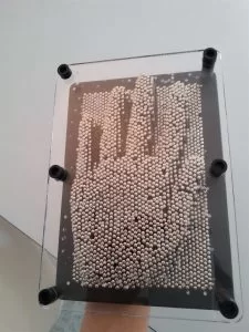 Petits clous qui procurent d’agréables sensations : importance de la main