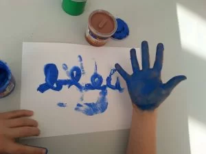 Peinture à doigts pour écrire autrement et de façon ludique